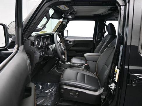 Used 2024 Jeep Gladiator Sport w/ Premium Package image 11