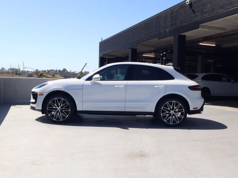 Certified 2025 Porsche Macan AWD/4WD image 2