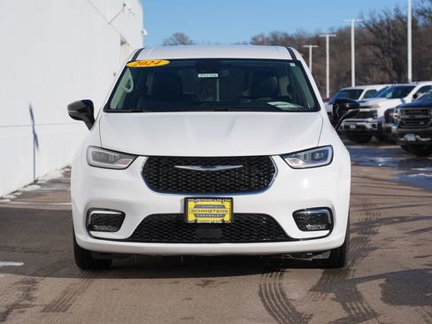 Used 2024 Chrysler Pacifica Touring-L image 8