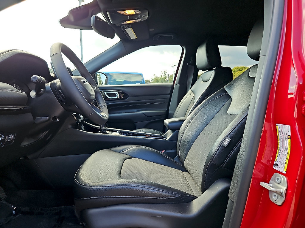 Used 2023 Jeep Compass Latitude w/ Convenience Group AWD/4WD image 14
