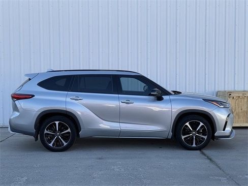 Used 2021 Toyota Highlander XSE image 3