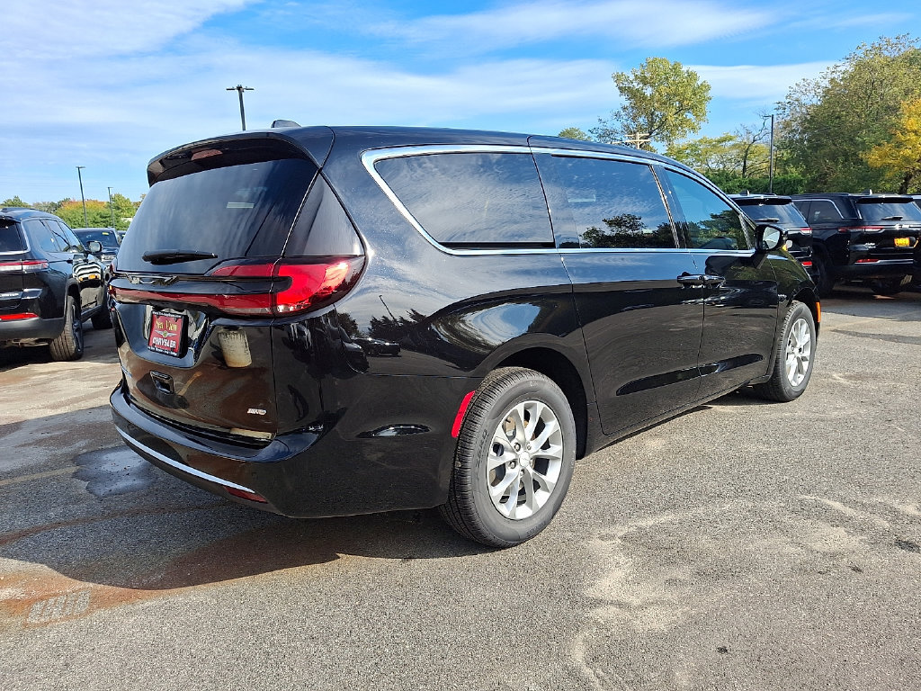 New 2027 Chrysler Pacifica Select AWD/4WD image 4