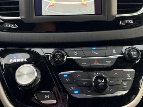 Used 2020 Chrysler Pacifica Touring w/ Cold Weather Group FWD image 10