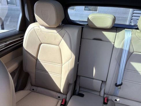 Certified 2022 Porsche Cayenne Platinum Edition image 39