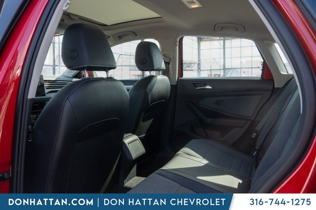 Used 2025 Volkswagen Jetta SE FWD image 23