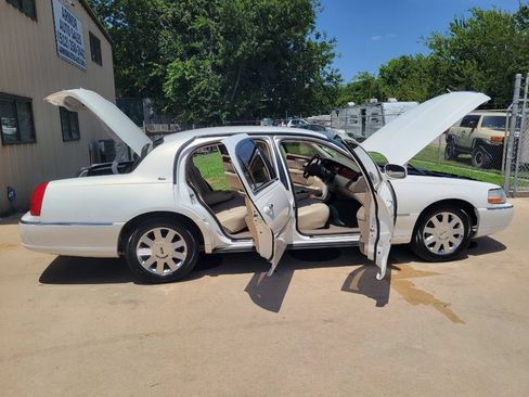 Used 2003 Lincoln Town Car Cartier RWD image 20