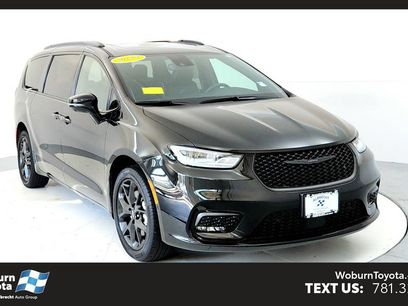 Used 2023 Chrysler Pacifica Limited w/ Uconnect Theater Family Group