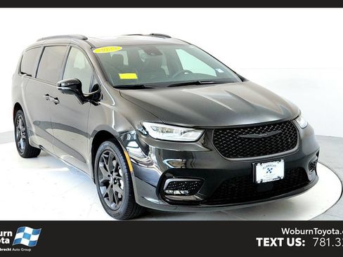 Used 2023 Chrysler Pacifica Limited w/ Uconnect Theater Family Group AWD/4WD image 1
