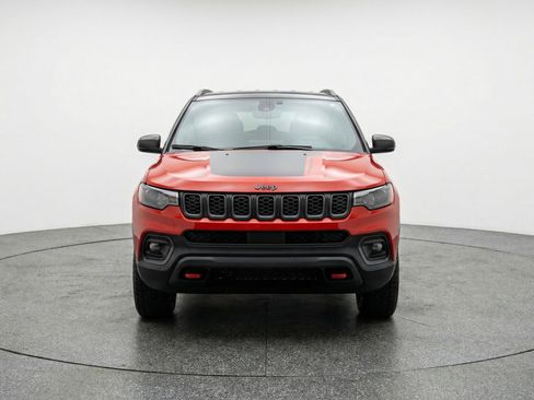 Used 2025 Jeep Compass Trailhawk image 2