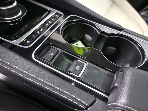 Used 2017 Jaguar F-PACE R-Sport image 31