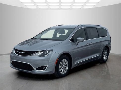 Certified 2019 Chrysler Pacifica Touring-L image 3