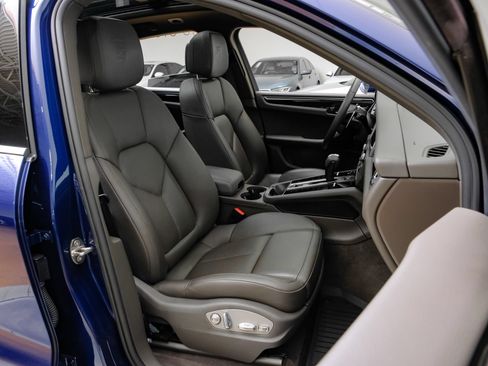 Used 2023 Porsche Macan Turbo AWD/4WD image 37