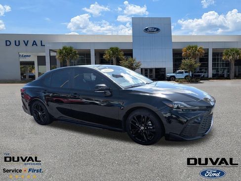 Used 2025 Toyota Camry SE image 1