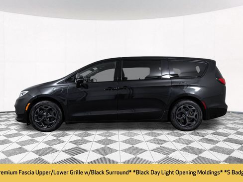 Used 2022 Chrysler Pacifica Touring-L w/ Uconnect Theater Family Group FWD image 19