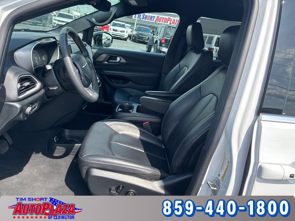 Used 2025 Chrysler Pacifica Select FWD image 14