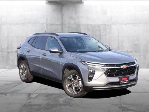 Used 2025 Chevrolet Trax LT image 2