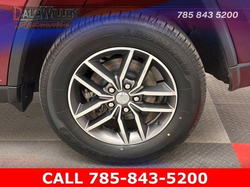 Used 2017 Jeep Grand Cherokee Limited image 23