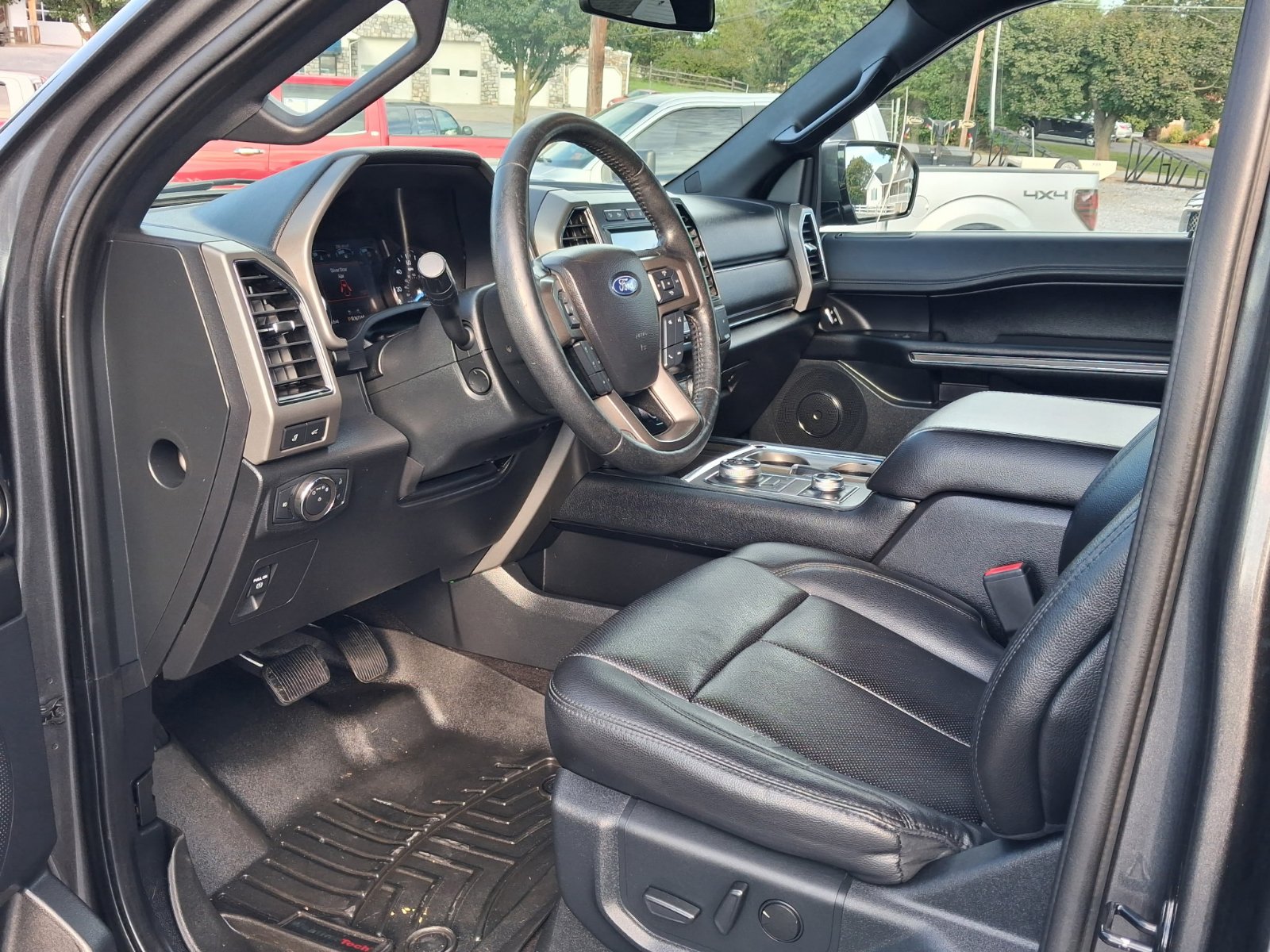 Used 2020 Ford Expedition XLT w/ Equipment Group 202A AWD/4WD image 9