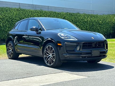 Certified 2025 Porsche Macan AWD/4WD image 10