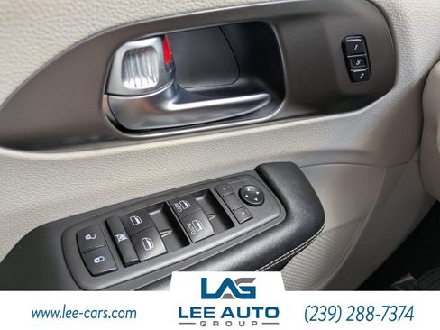 Used 2021 Chrysler Pacifica Touring-L FWD image 19