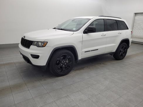 Used 2019 Jeep Grand Cherokee Laredo image 2