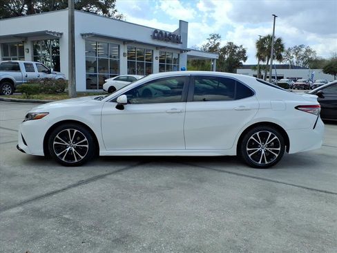 Used 2018 Toyota Camry SE image 3