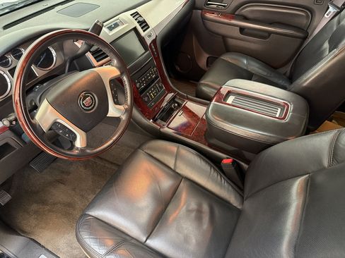 Used 2011 Cadillac Escalade Luxury AWD/4WD image 4
