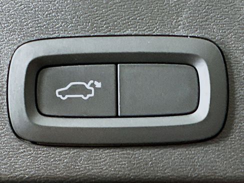 Used 2023 Volvo XC40 B5 Core w/ Protection Package Premier image 29