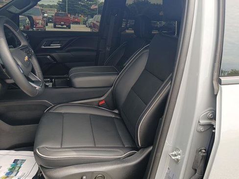 New 2025 Chevrolet Silverado EV LT image 31