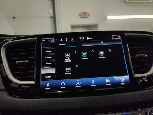 Used 2024 Chrysler Pacifica Touring-L image 53