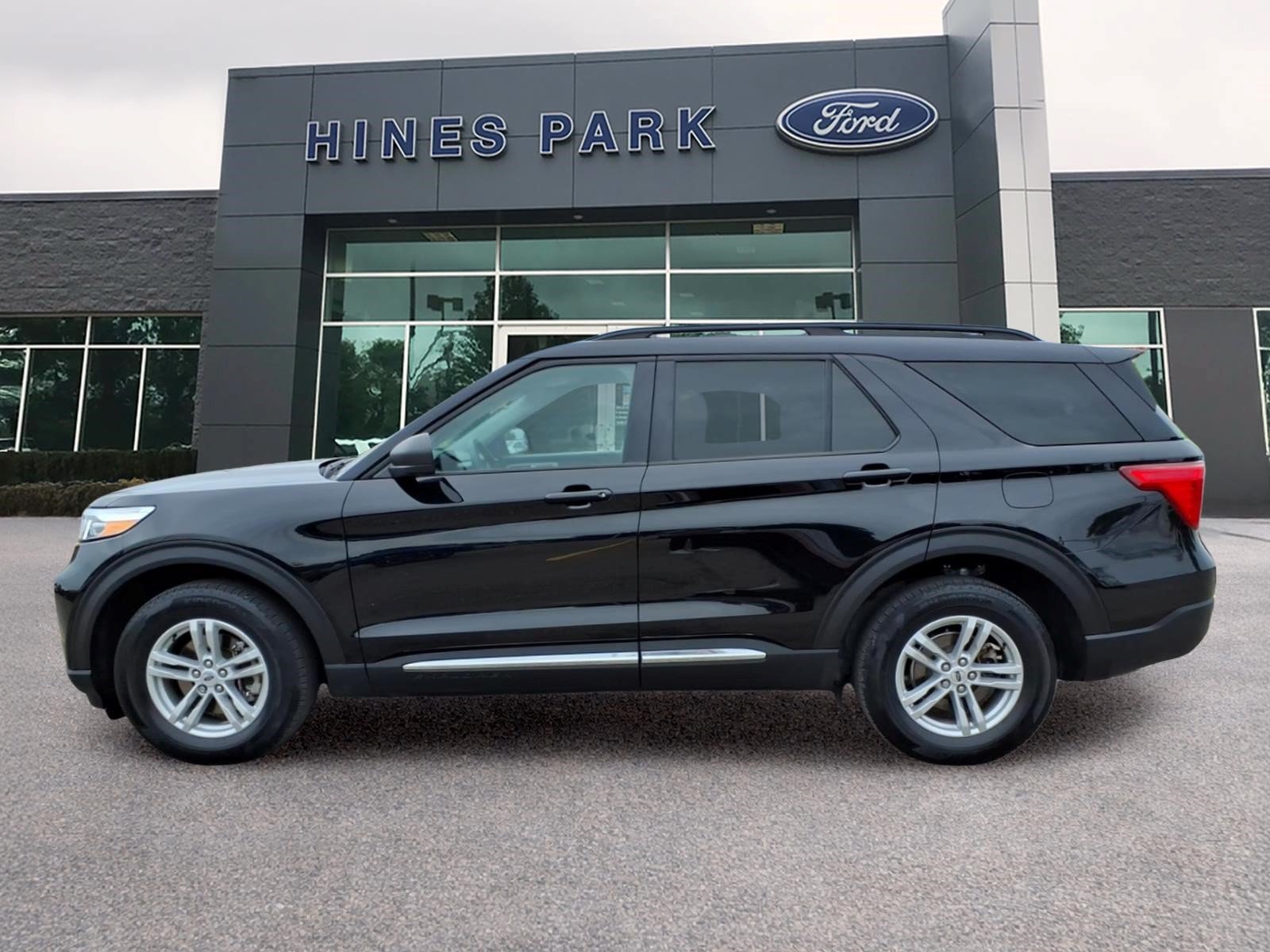 Used 2023 Ford Explorer XLT AWD/4WD image 4