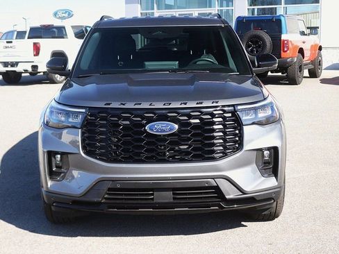 Used 2025 Ford Explorer ST-Line w/ ST-Line Street Pack image 2