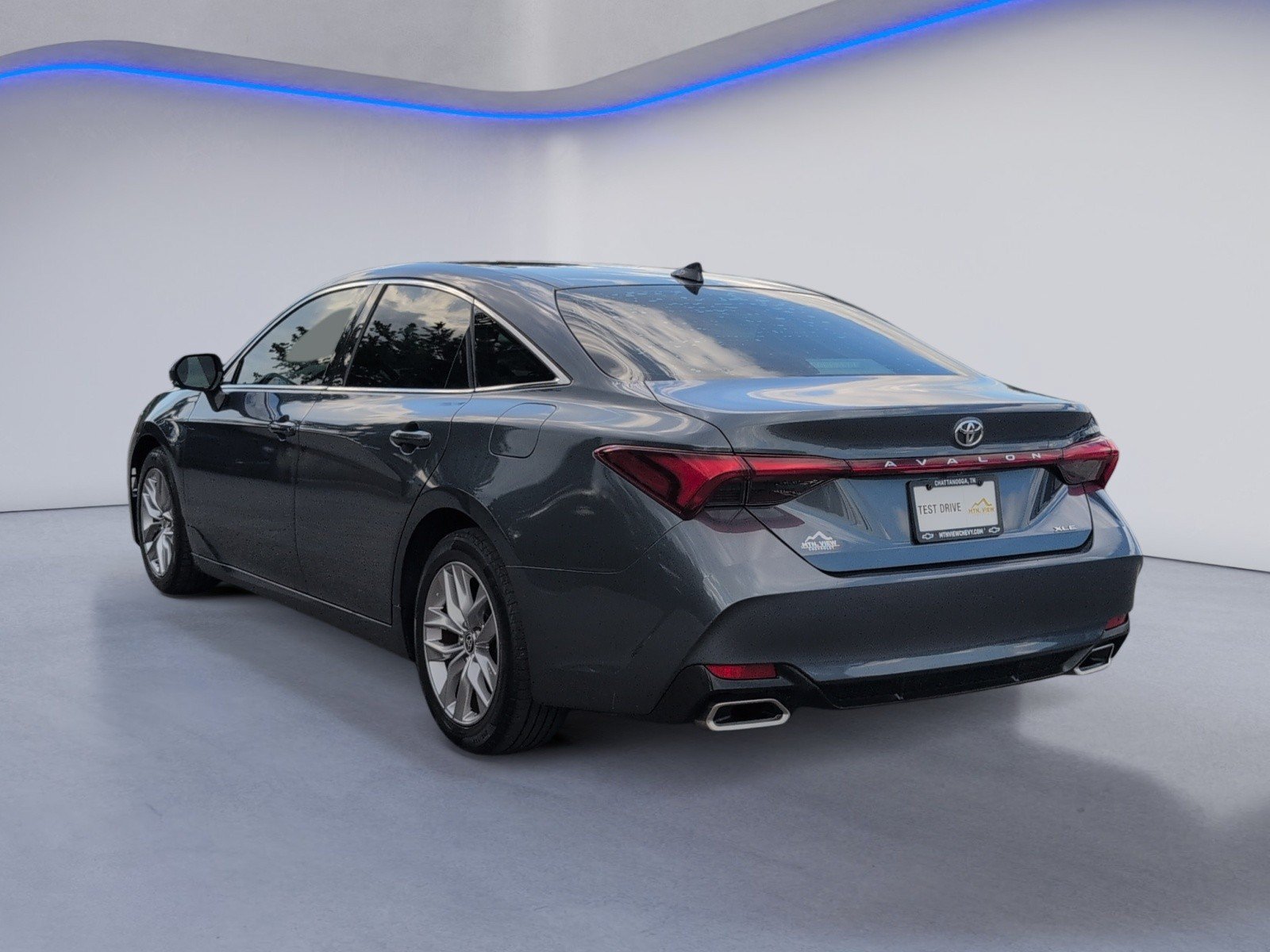 Used 2020 Toyota Avalon XLE w/ Moonroof Package FWD image 3
