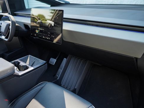 Used 2025 Tesla Cybertruck AWD Crew Cab image 21