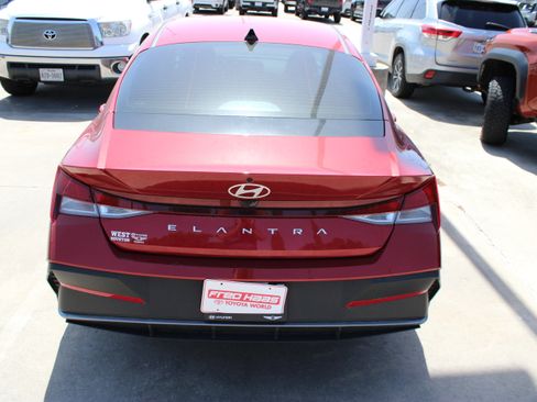 Used 2025 Hyundai Elantra SE FWD image 9