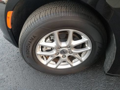 Certified 2024 Chrysler Pacifica Touring-L image 4