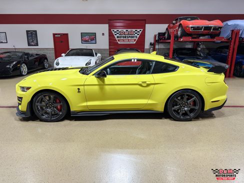 Used 2021 Ford Mustang Shelby GT500 w/ Carbon Fiber Track Pack RWD image 2
