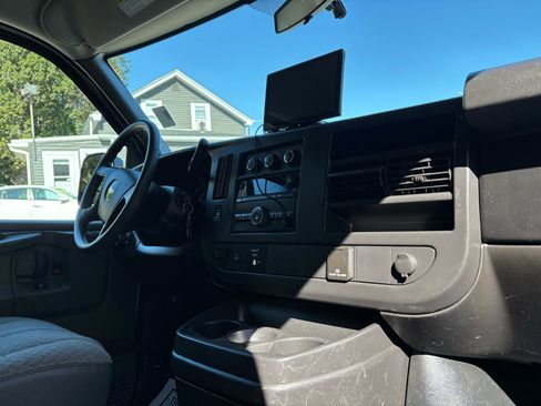 Used 2015 Chevrolet Express 3500 image 16