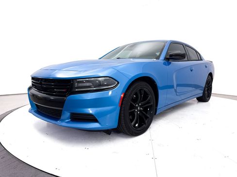 Used 2018 Dodge Charger SXT w/ Blacktop Package RWD image 3