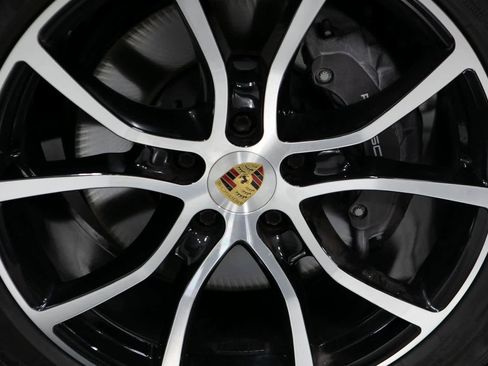 Certified 2023 Porsche Cayenne Platinum Edition image 11