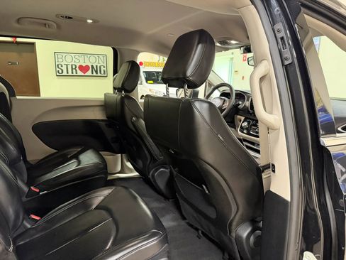 Used 2023 Chrysler Pacifica Touring-L FWD image 37