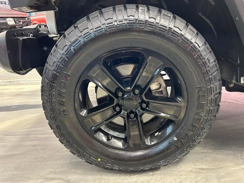Used 2018 Jeep Wrangler Unlimited Sahara AWD/4WD image 23