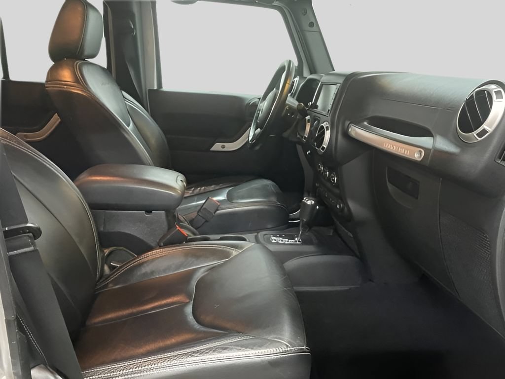 Used 2016 Jeep Wrangler Unlimited Sahara w/ Connectivity Group AWD/4WD image 16