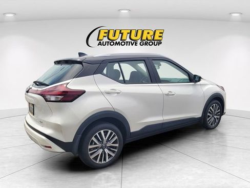 Used 2023 Nissan Kicks SV FWD image 3