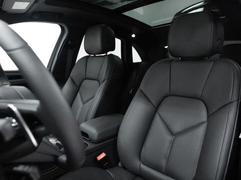 Certified 2026 Porsche Macan AWD/4WD image 5