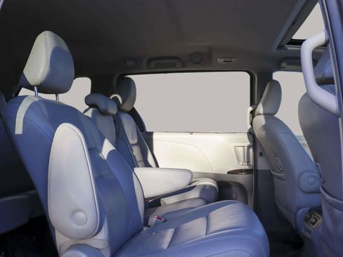 Used 2019 Toyota Sienna XLE image 35