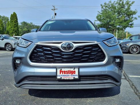 Used 2020 Toyota Highlander XLE image 2