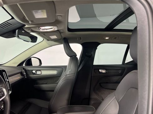 Used 2025 Volvo XC40 B5 Plus image 22