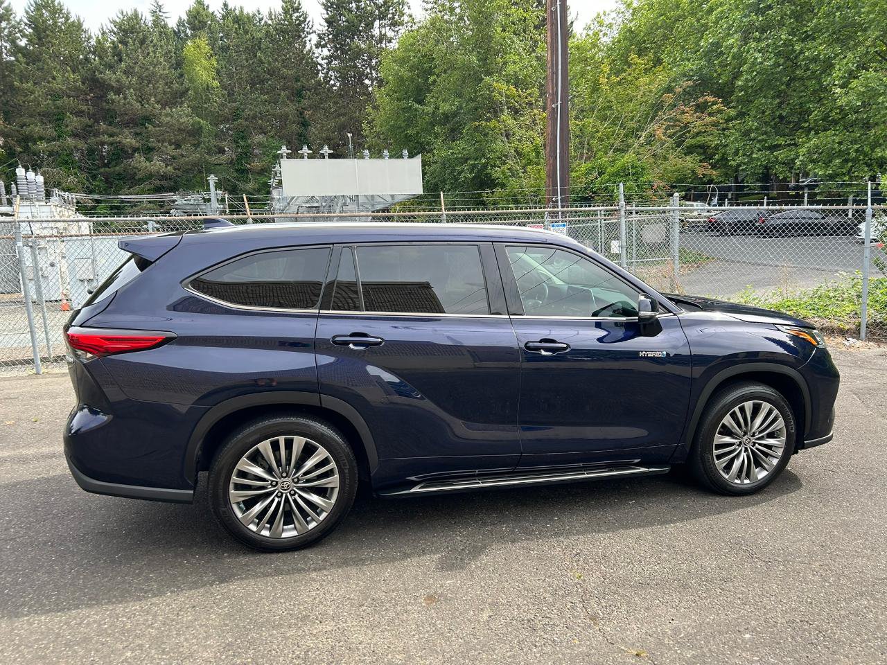Used 2021 Toyota Highlander Platinum FWD image 4