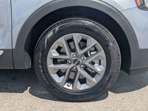 Used 2024 Kia Telluride LX FWD image 11